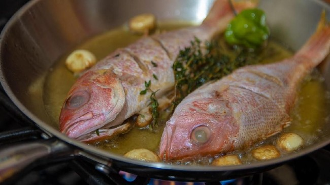 Teknik Menggoreng Ikan Agar Tidak Lengket dan Hasilnya Krispi